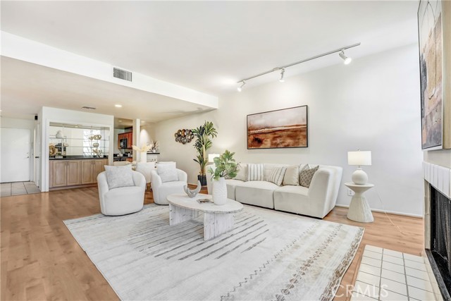 Detail Gallery Image 5 of 26 For 3884 Fredonia Dr #F,  Los Angeles,  CA 90068 - 2 Beds | 3 Baths