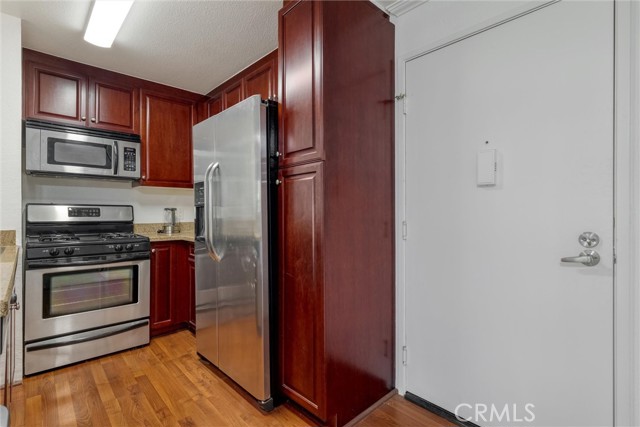 Detail Gallery Image 7 of 31 For 21450 Burbank Bld #203,  Woodland Hills,  CA 91367 - 1 Beds | 1 Baths