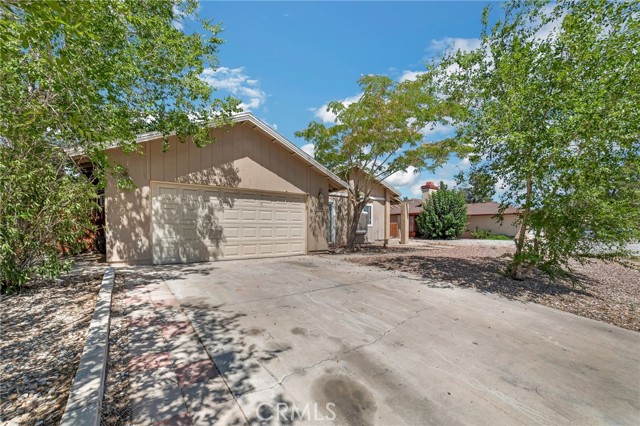 Detail Gallery Image 2 of 33 For 15056 Dakota St, Victorville,  CA 92394 - 3 Beds | 2 Baths