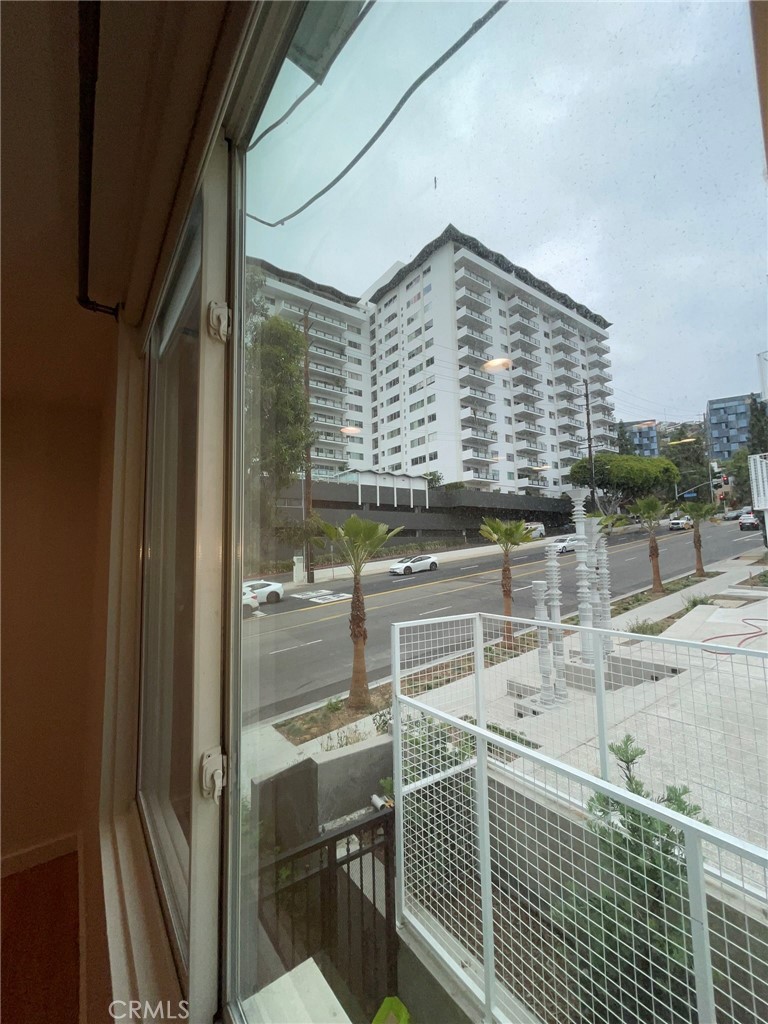 https://media.crmls.org/medias/73642e60-a09f-402e-9ce2-37754f363c00.jpg?preset=X-Large