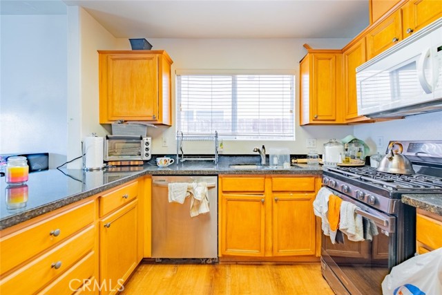 Detail Gallery Image 6 of 26 For 8554 Burnet Ave #114,  North Hills,  CA 91343 - 3 Beds | 2/1 Baths