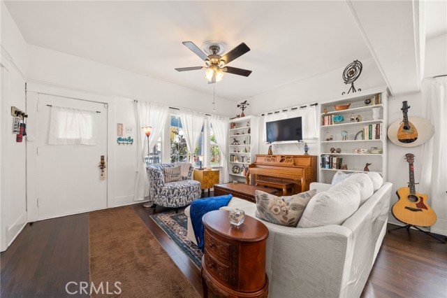 373 W Santa Cruz Street, San Pedro CA: https://media.crmls.org/medias/73661630-9e7f-45f9-80aa-7b6536bc6d67.jpg