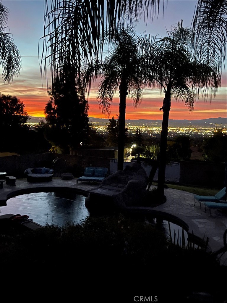 https://media.crmls.org/medias/736da7f3-caed-48c0-89cb-fdcafb24cc97.jpg?preset=X-Large