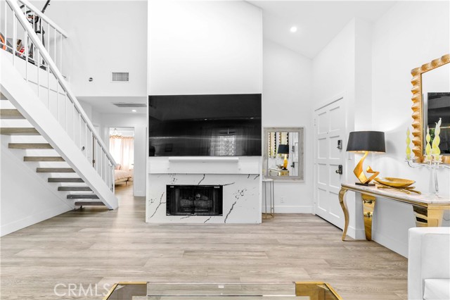 456 E San Jose Avenue, Burbank CA: https://media.crmls.org/medias/7370cbc3-926e-4458-b345-f3648133fb57.jpg
