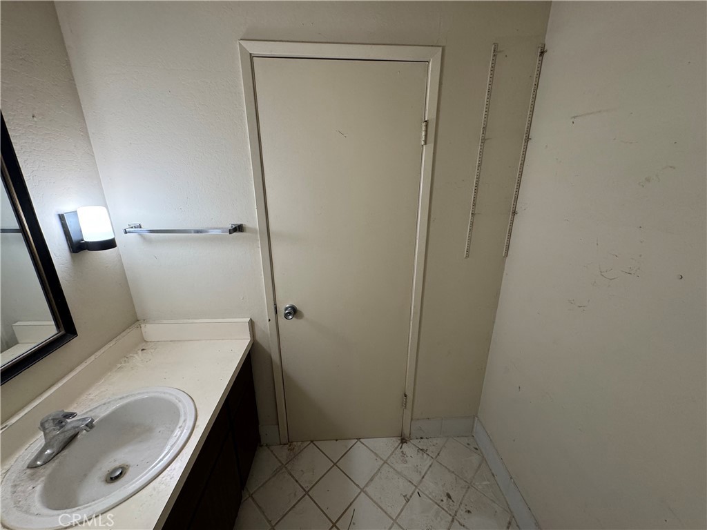 https://media.crmls.org/medias/7372e442-462a-4d17-997e-2008243e520d.jpg?preset=X-Large