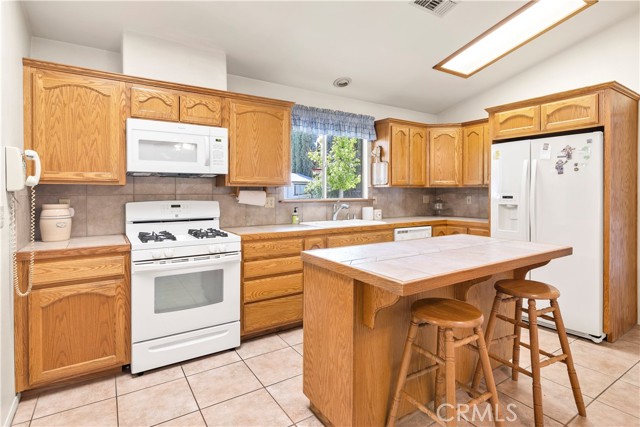 274 N Hemet Street, Hemet CA: https://media.crmls.org/medias/73732da4-6ef4-49d8-8e71-5c3da47ef4f2.jpg