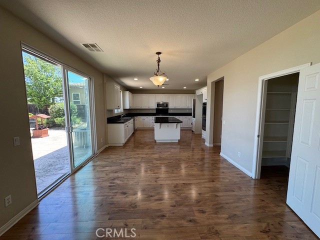 Detail Gallery Image 17 of 53 For 16034 Skyridge Dr, Riverside,  CA 92509 - 4 Beds | 4 Baths