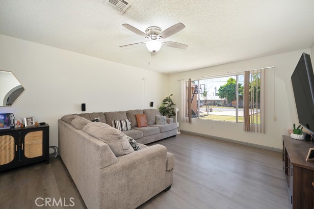 1107 B Street, Brawley CA: https://media.crmls.org/medias/73829f63-1b05-4add-8277-284040dbd360.jpg
