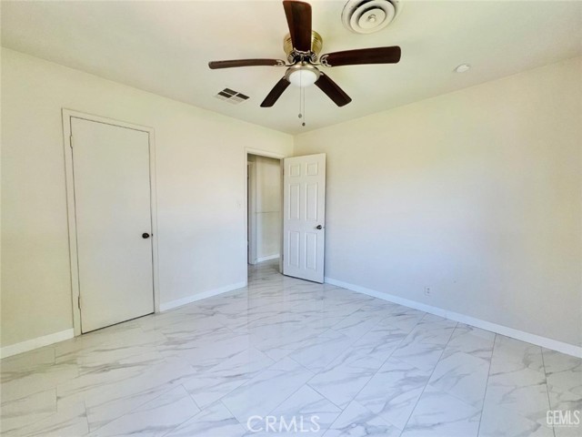 10805 Santa Clara Street, Lamont CA: https://media.crmls.org/medias/7385a035-bd1c-46f3-be29-b650347f91fb.jpg