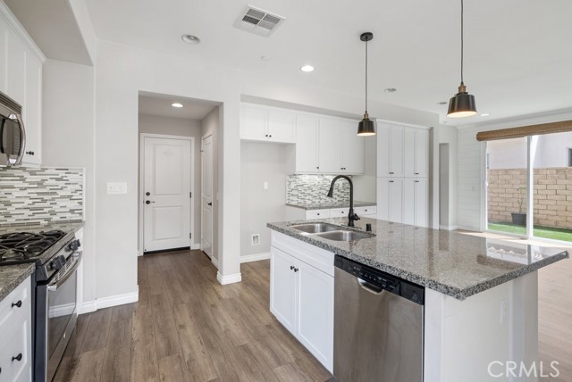 21851 Moveo Drive, Saugus CA: https://media.crmls.org/medias/7386cb5d-db37-468d-b1ed-0225fd293bee.jpg