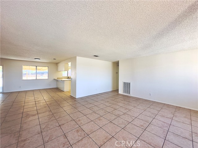 22311 Thunderbird Road, Apple Valley CA: https://media.crmls.org/medias/7389f171-9f21-4abd-9cab-f4f5e68c337b.jpg