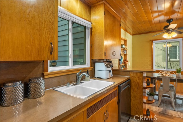 Detail Gallery Image 12 of 37 For 39521 Lake Dr, Big Bear Lake,  CA 92315 - 4 Beds | 2 Baths