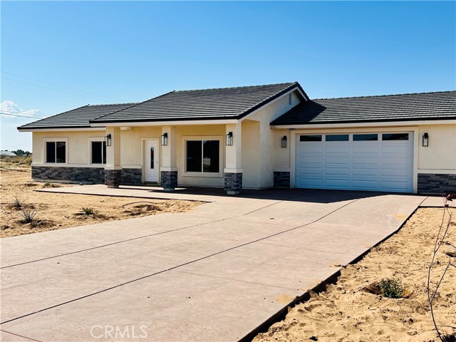 21928 sioux Road, Apple Valley CA: https://media.crmls.org/medias/738eac53-5763-42ba-a041-37fb38058d5c.jpg