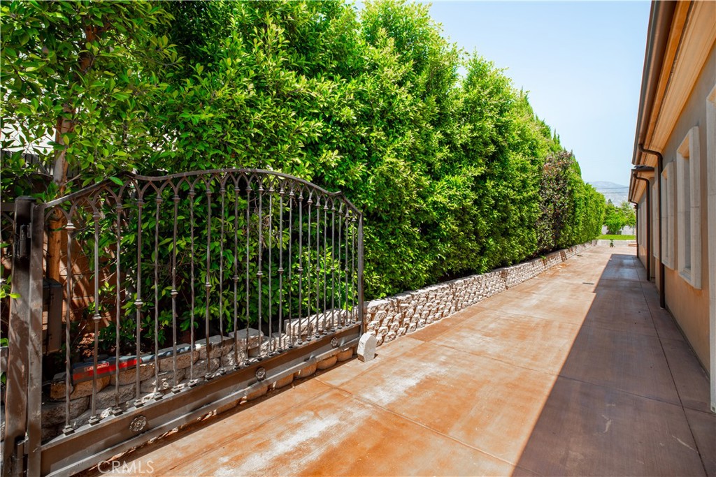 https://media.crmls.org/medias/739062b9-b006-4d59-bc4e-548508df9615.jpg?preset=X-Large