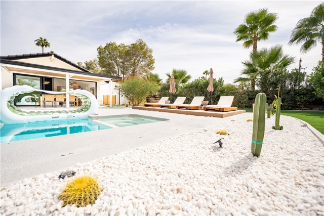 515 N Burton Way, Palm Springs CA: https://media.crmls.org/medias/73915df1-f95c-4680-b77a-440657d0a27f.jpg
