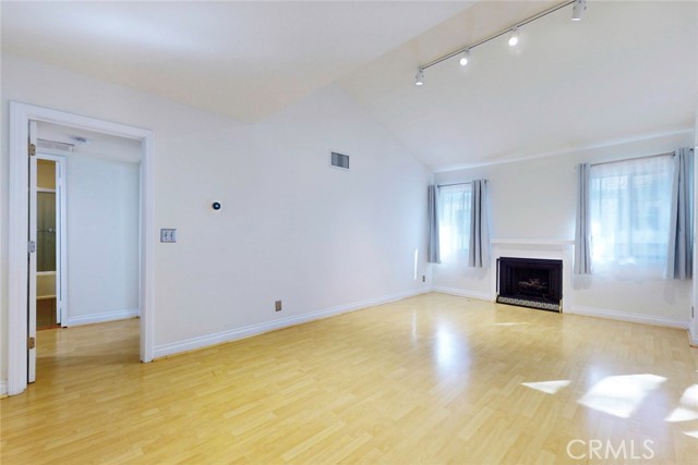 Detail Gallery Image 10 of 38 For 10504 Sunland Blvd Bld #5,  Sunland,  CA 91040 - 2 Beds | 2 Baths