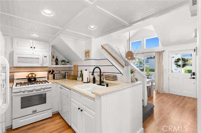 Detail Gallery Image 14 of 41 For 19 Beach Dr, Newport Beach,  CA 92663 - 2 Beds | 2 Baths