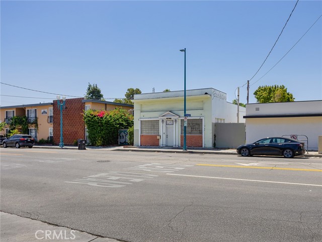 10746 Magnolia Boulevard photo 5