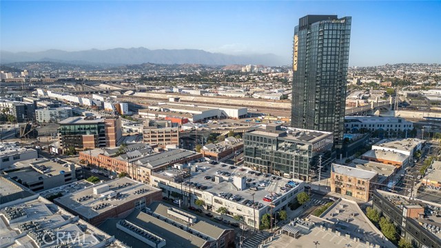530 Molino Street, Los Angeles CA: https://media.crmls.org/medias/739729a0-051b-481f-b25e-f55b12fa810b.jpg