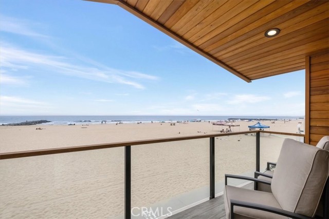 Detail Gallery Image 2 of 31 For 2808 W Oceanfront, Newport Beach,  CA 92663 - 4 Beds | 4 Baths