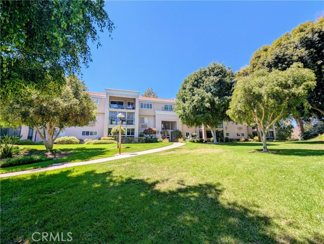 5499 Paseo Del Lago W, Laguna Woods CA: https://media.crmls.org/medias/739b415c-e8b6-40dc-8592-ed53c711abca.jpg