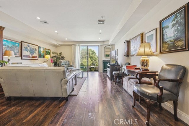 Detail Gallery Image 7 of 23 For 11218 Camarillo St #305,  Toluca Lake,  CA 91602 - 3 Beds | 3 Baths