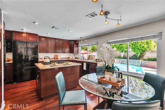 4 E Trenton, Irvine CA: https://media.crmls.org/medias/73a68a81-8dc8-4c78-b419-efe82d5865d9.jpg