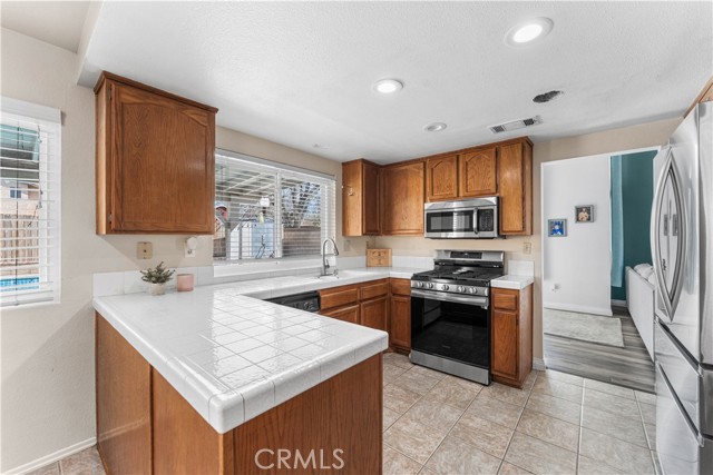 Detail Gallery Image 7 of 34 For 44200 Gillan Ave, Lancaster,  CA 93535 - 4 Beds | 3 Baths