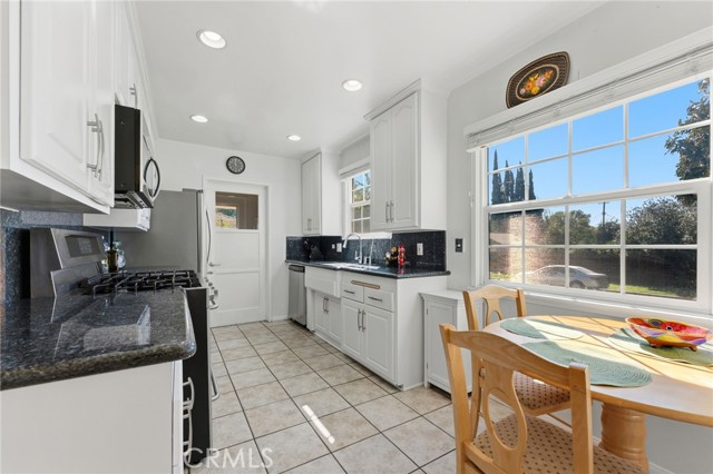 Detail Gallery Image 9 of 27 For 6524 Forbes, Lake Balboa,  CA 91406 - 3 Beds | 2 Baths