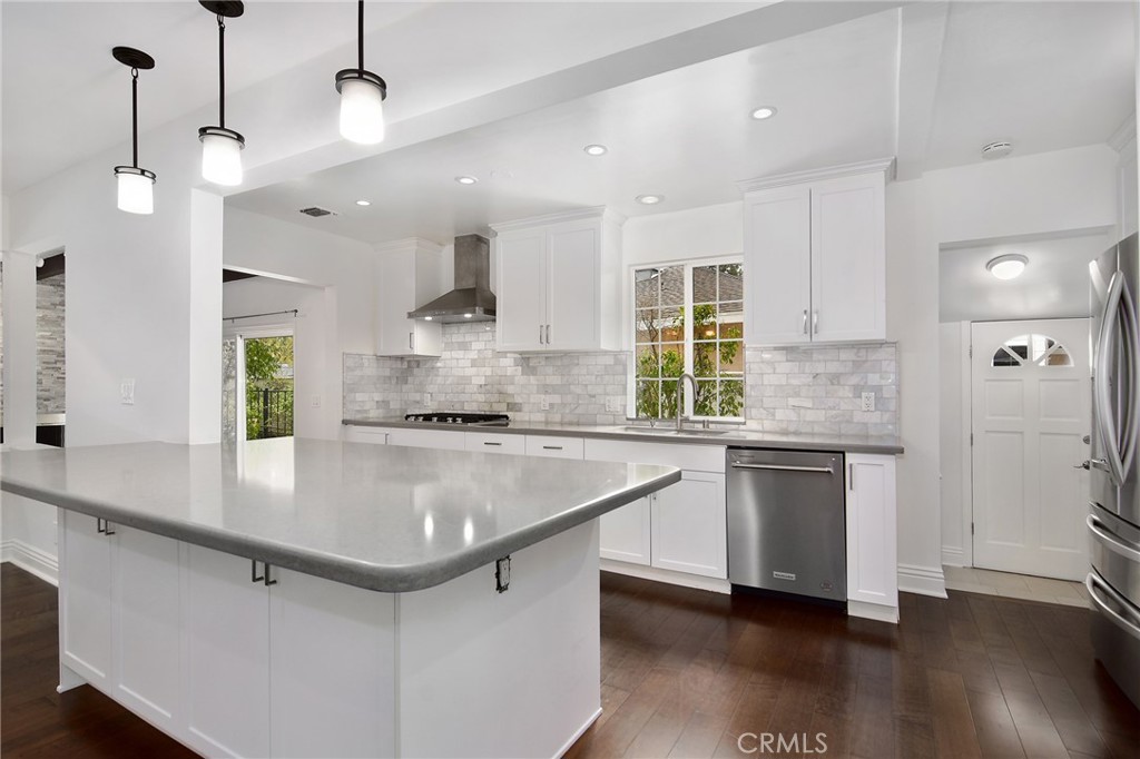 https://media.crmls.org/medias/73abc7f0-65f4-443b-9e4c-d04c1146d682.jpg?preset=X-Large