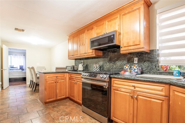 Detail Gallery Image 7 of 21 For 7625 Reseda Blvd #105,  Reseda,  CA 91335 - 3 Beds | 2 Baths