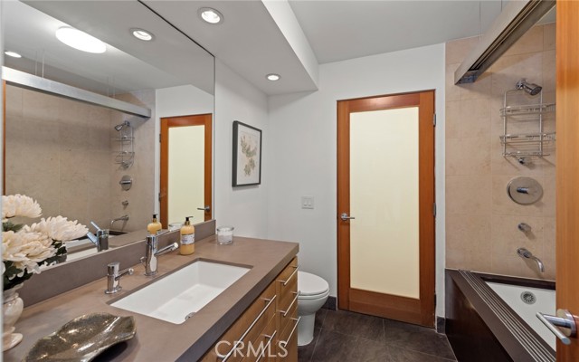 Detail Gallery Image 16 of 21 For 117 Park Pl, Venice,  CA 90291 - 4 Beds | 3/1 Baths