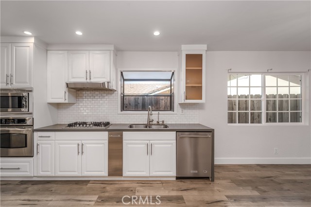 Detail Gallery Image 3 of 26 For 21711 Mulholland, Woodland Hills,  CA 91364 - 4 Beds | 2 Baths