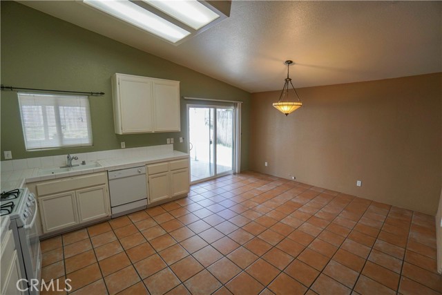 Detail Gallery Image 5 of 17 For 12691 Appian Ave, Victorville,  CA 92395 - 3 Beds | 2 Baths