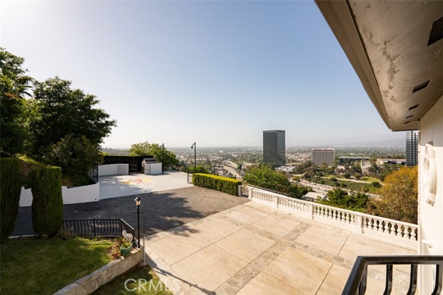 Detail Gallery Image 8 of 41 For 3556 Multiview Dr, Los Angeles,  CA 90068 - 5 Beds | 5/1 Baths