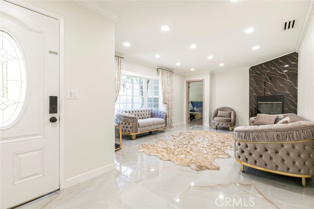 Detail Gallery Image 3 of 47 For 11063 White Oak Ave, Granada Hills,  CA 91344 - 3 Beds | 2 Baths