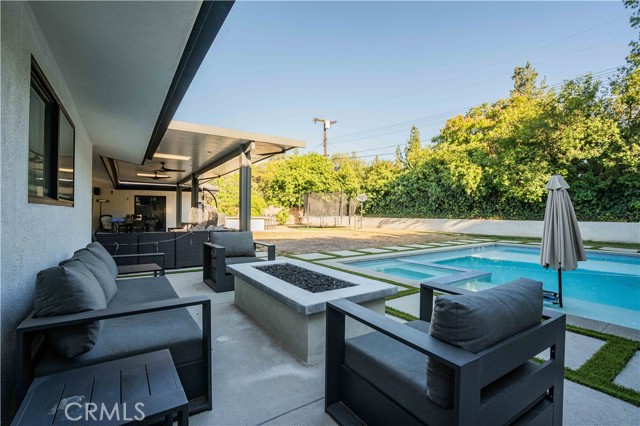 22410 Collins Street, Woodland Hills CA: https://media.crmls.org/medias/73bdc040-3deb-4837-baf6-cd73780a7b46.jpg