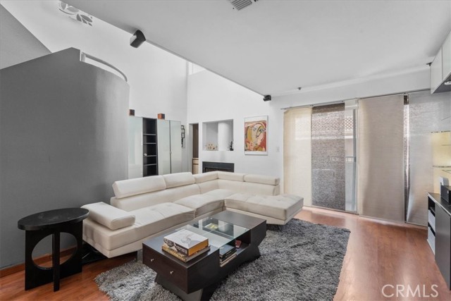 Detail Gallery Image 3 of 33 For 6036 Hazelhurst #C,  North Hollywood,  CA 91606 - 1 Beds | 2 Baths