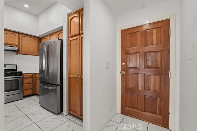 Detail Gallery Image 4 of 35 For 1559 Winona #D3,  Los Angeles,  CA 90027 - 2 Beds | 2 Baths