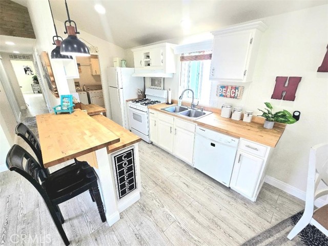 Detail Gallery Image 10 of 58 For 21752 Pacific Coast Hwy 11a,  Huntington Beach,  CA 92646 - 3 Beds | 2 Baths