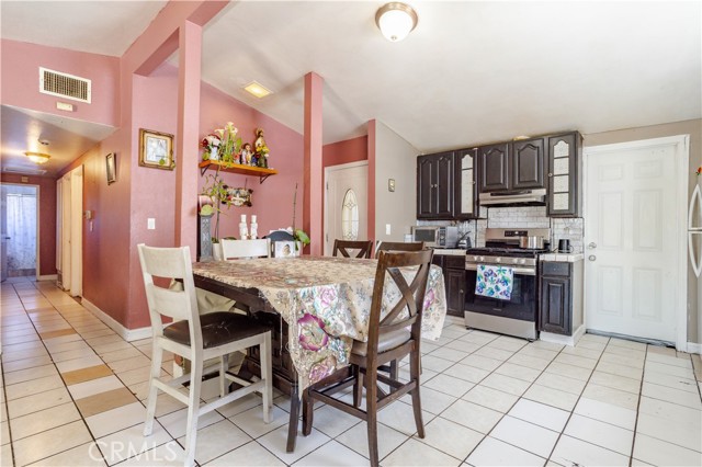 27703 Walnut Springs Avenue, Canyon Country CA: https://media.crmls.org/medias/73c58508-2542-4819-a50d-9cd13f29283b.jpg