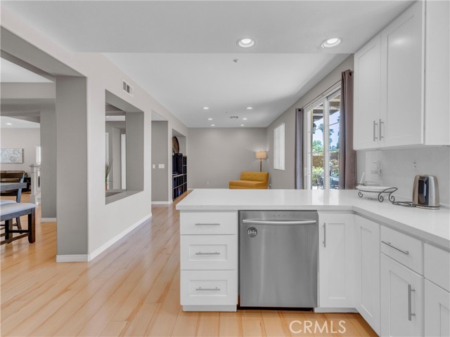 5637 Como Circle, Woodland Hills CA: https://media.crmls.org/medias/73c8e750-9300-4304-b8c2-35cb13d9f5ab.jpg