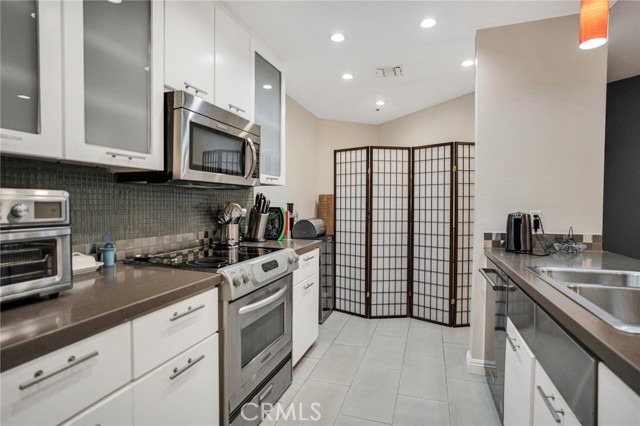 Detail Gallery Image 5 of 23 For 1201 Larrabee St #107,  West Hollywood,  CA 90069 - 2 Beds | 2 Baths