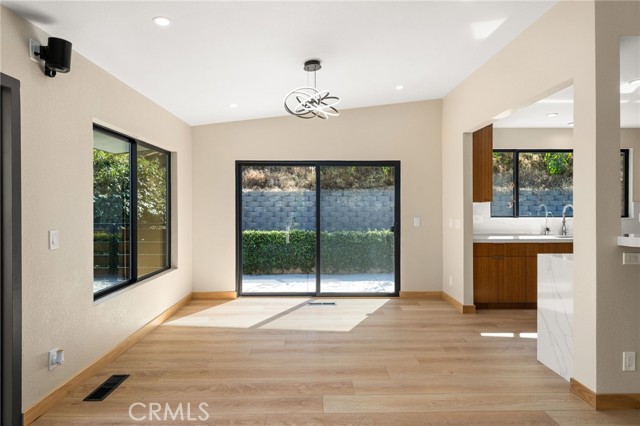 325 N Madison Avenue, Monrovia CA: https://media.crmls.org/medias/73d429d1-92be-450e-b65d-e89f75c42dbf.jpg