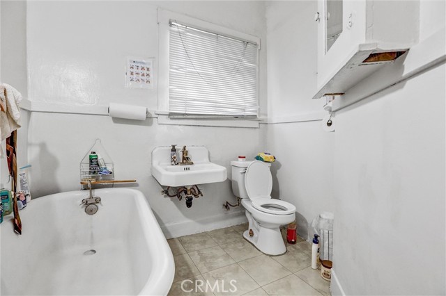 1470 W Adams Boulevard, Los Angeles CA: https://media.crmls.org/medias/73d50b57-c916-4603-bacb-8321728dc2a4.jpg