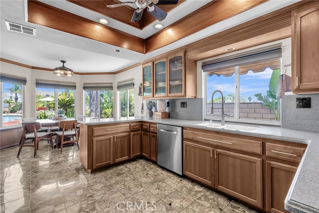 Detail Gallery Image 11 of 52 For 6712 Mission Grove Pkwy, Riverside,  CA 92506 - 5 Beds | 3 Baths