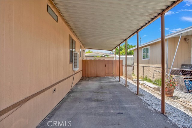 350 S Willow Avenue, Rialto CA: https://media.crmls.org/medias/73dbcd65-5e24-469f-9a89-691217aa73b3.jpg