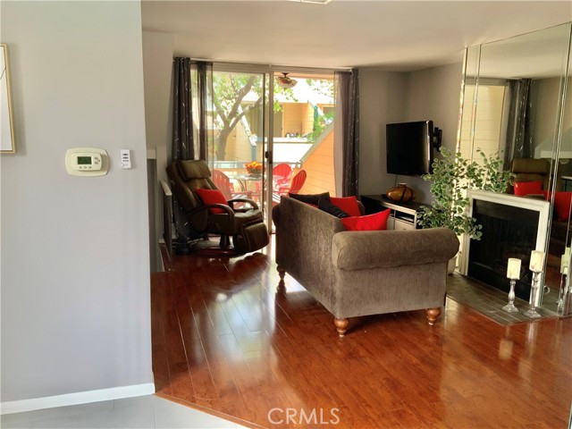 Detail Gallery Image 15 of 45 For 9917 Independence Ave #C,  Chatsworth,  CA 91311 - 2 Beds | 2 Baths