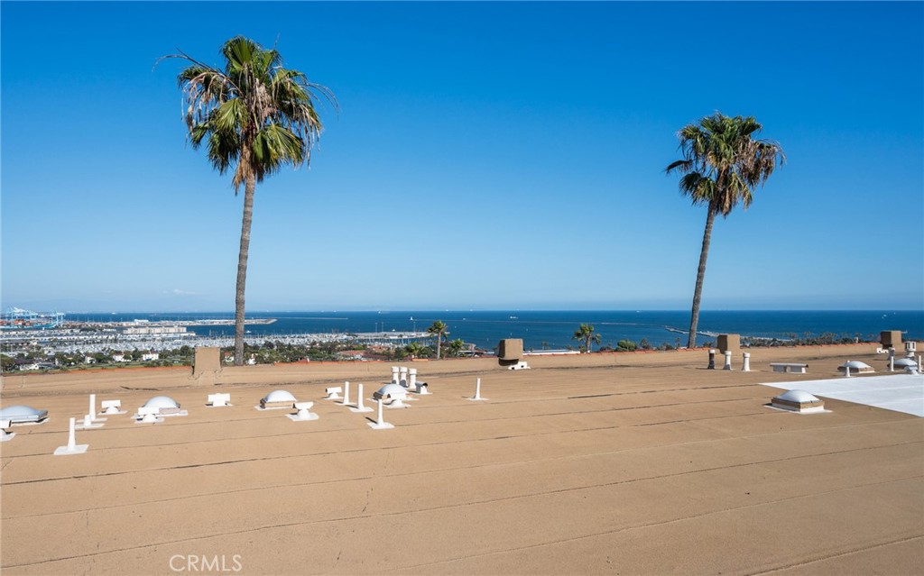 https://media.crmls.org/medias/73dd063d-ef40-41a7-bc09-fd357a062de3.jpg?preset=X-Large