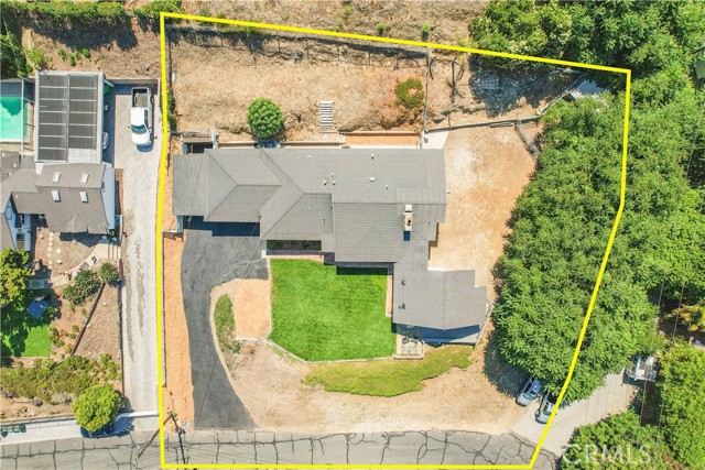 Showing approximate property lines.